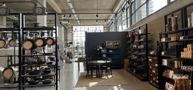 Fra Thuesen Jensens nye showroom, hvor sjælen i den gamle fabriksbygning danner rammen om de nye kollektioner. Foto: Thuesen Jensen