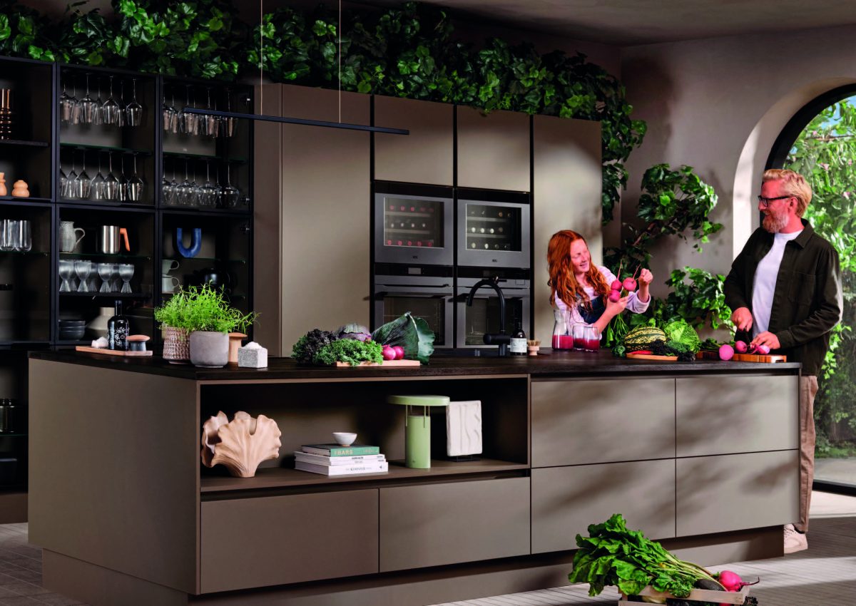 Køkkennyheden ”Nordic Roots”, hvor både skabe, fronter og bordplade er Svanemærket, er skabt ud fa et ideal om at bringe mere bæredygtighed i køkkenet.